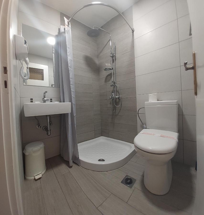 Otel Avra 2*