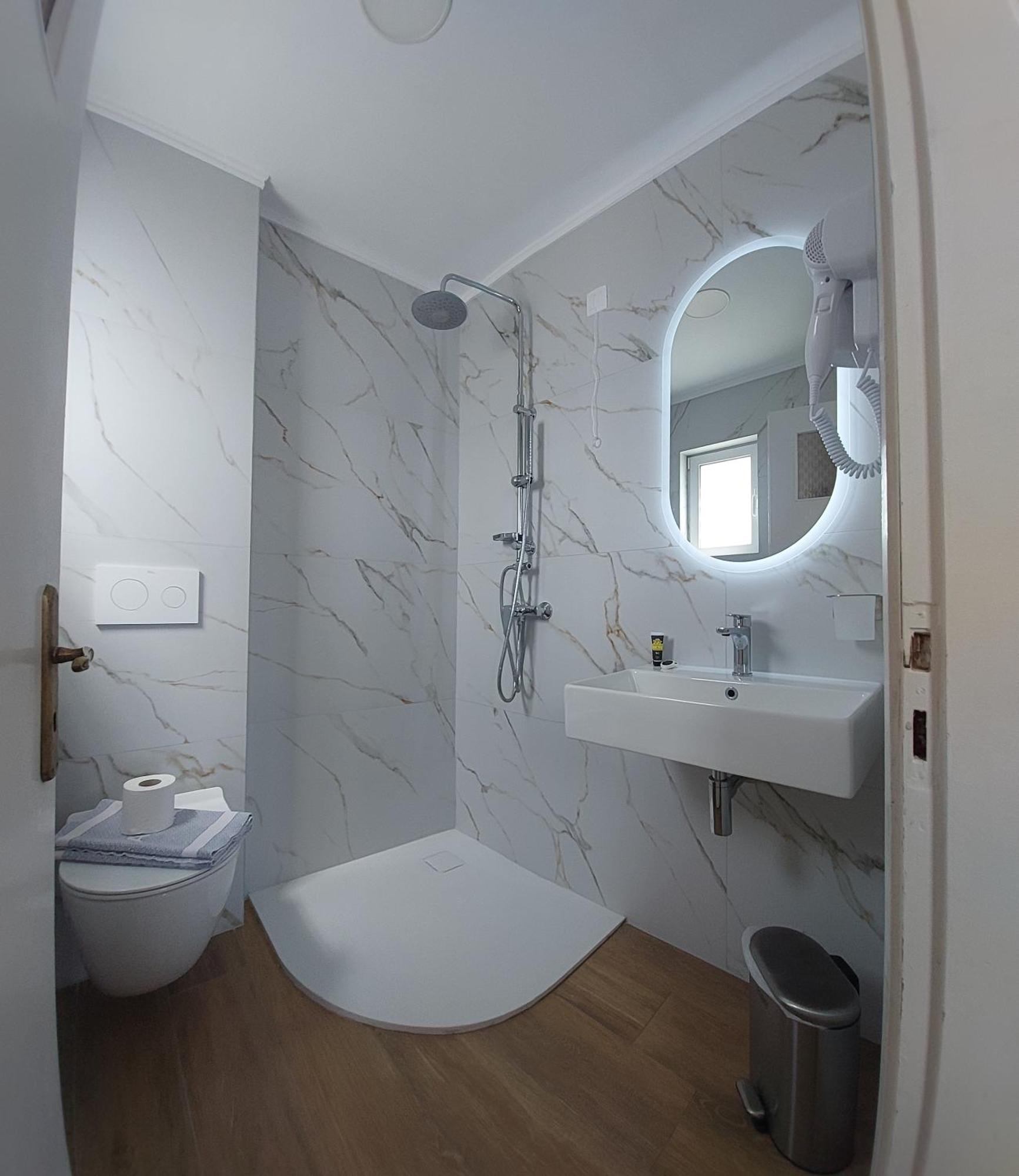 Avra Otel 2*